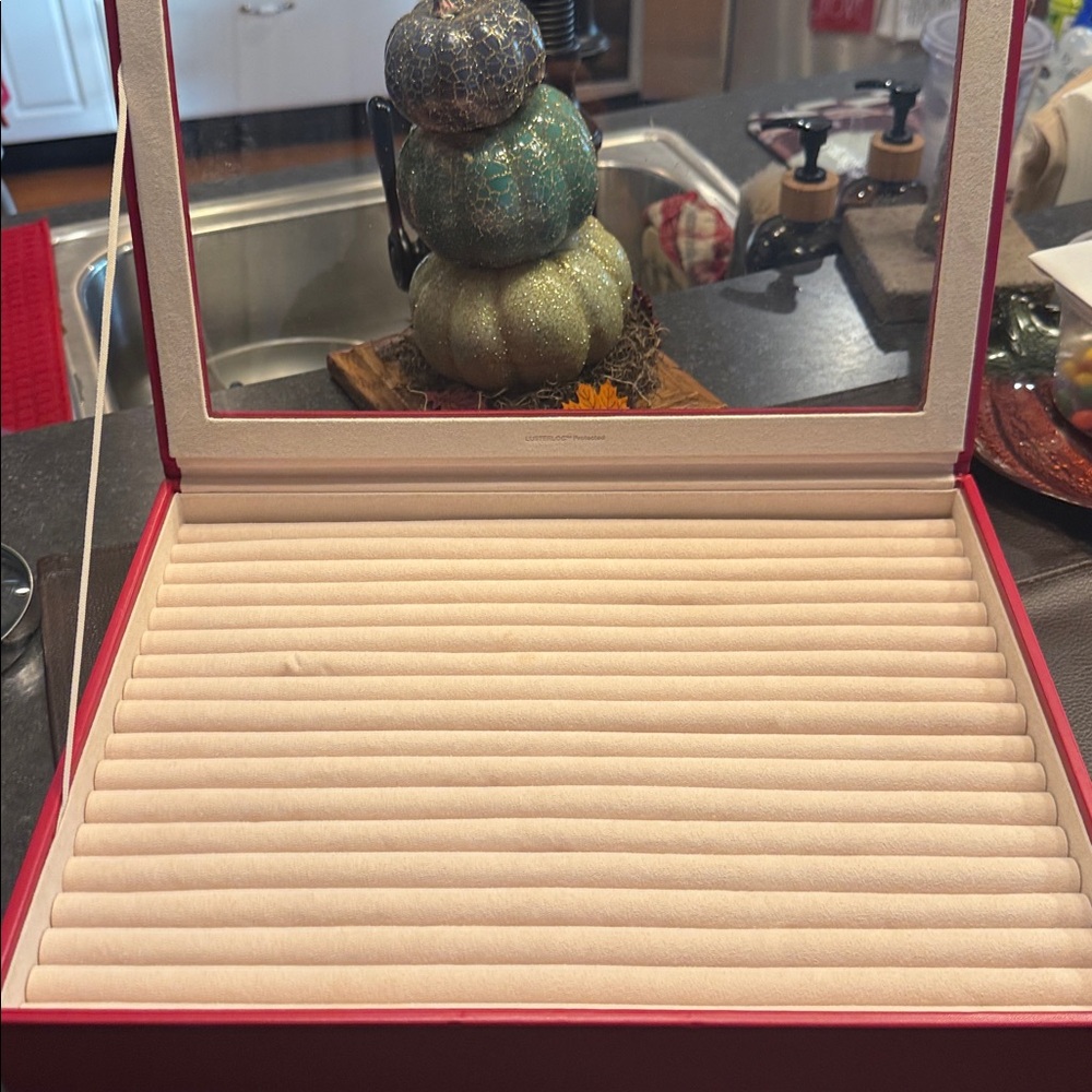 WOLF Cream Jewelry Display Case
BNWOT - Picture 2 of 3